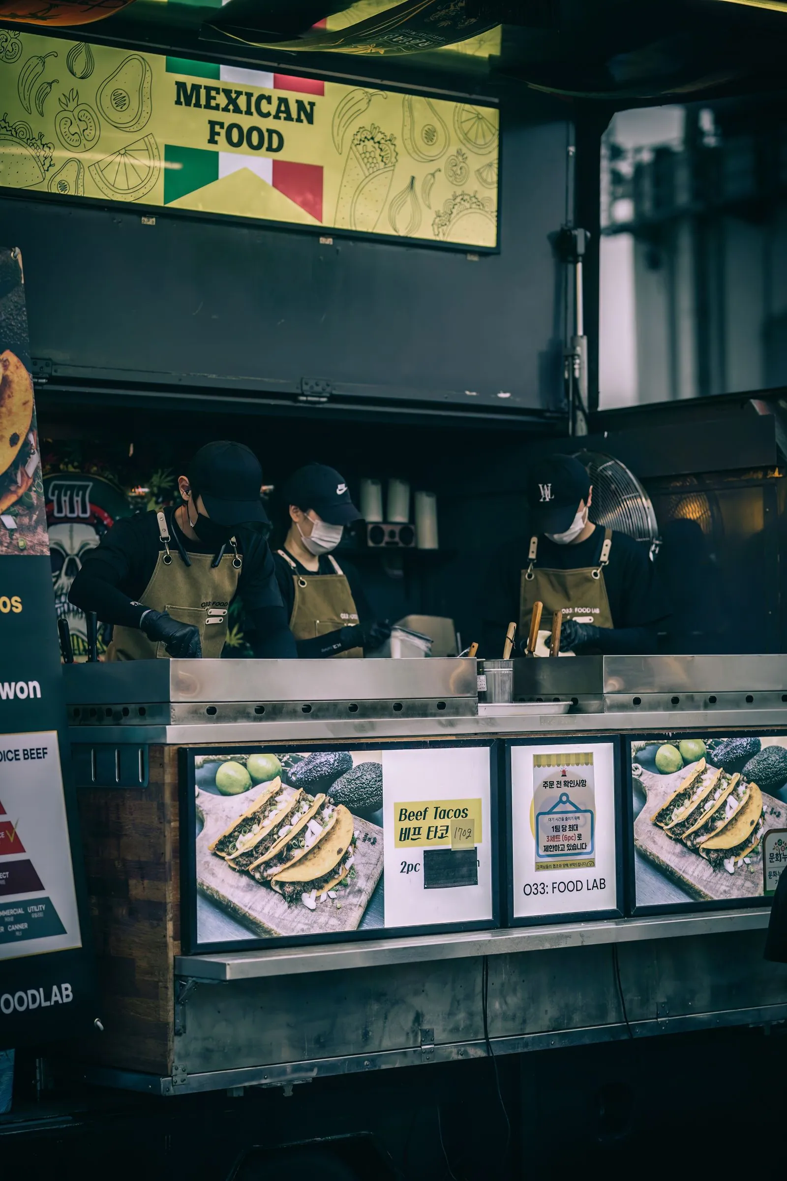 Food truck tacos colore en pleine fiesta avec guirlandes lumineuses et tortillas grillees